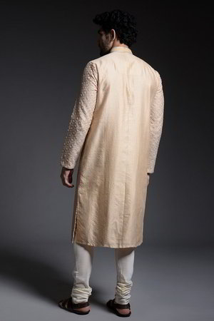 Бежевый индийский национальный мужской костюм из шёлка, украшенный вышивкой