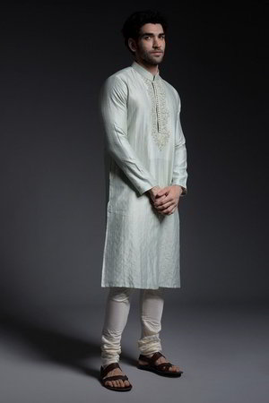 Зелёный шёлковый индийский национальный мужской костюм, украшенный вышивкой