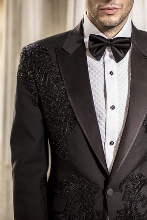 Чёрный мужской костюм, украшенный вышивкой