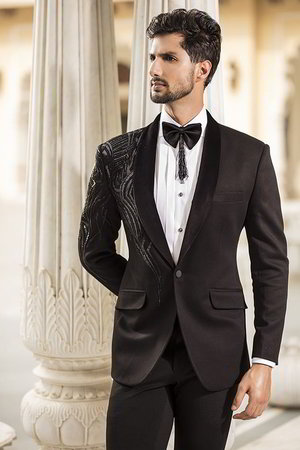 Чёрный мужской костюм, украшенный вышивкой