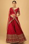 *Красный индийский женский свадебный костюм лехенга (ленга) чоли из крепа и шёлка с рукавами ниже локтя, украшенный вышивкой люрексом с пайетками, перламутровыми бусинками