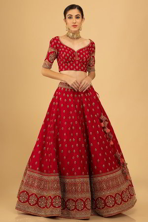 Красный индийский женский свадебный костюм лехенга (ленга) чоли из крепа и шёлка с рукавами ниже локтя, украшенный вышивкой люрексом с пайетками, перламутровыми бусинками