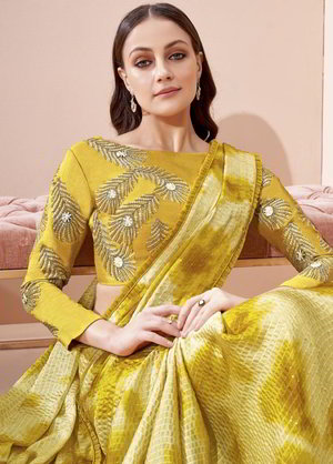 Жёлтое индийское сари из креп-жоржета, украшенное вышивкой люрексом с пайетками, кружевами, кусочками зеркалец