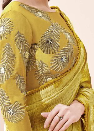 Жёлтое индийское сари из креп-жоржета, украшенное вышивкой люрексом с пайетками, кружевами, кусочками зеркалец