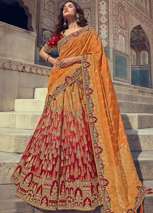 Красный жаккардовый и шёлковый индийский женский свадебный костюм лехенга (ленга) чоли, украшенный вышивкой шёлковыми нитями, вышивкой люрексом с пайетками, кружевами