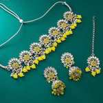 *Жёлтое и серебристое индийское украшение на шею с искусственными камнями, перламутровыми бусинками