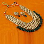 *Зелёное и золотое индийское украшение на шею с искусственными камнями