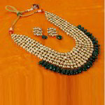 *Зелёное и золотое индийское украшение на шею с искусственными камнями