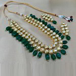 *Зелёное и золотое индийское украшение на шею с искусственными камнями