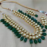 *Зелёное и золотое индийское украшение на шею с искусственными камнями