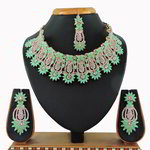 *Зелёное и золотое индийское украшение на шею со стразами