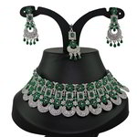 *Зелёное и золотое индийское украшение на шею со стразами