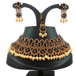 *Чёрное, золотое и серое индийское украшение на шею со стразами, перламутровыми бусинками