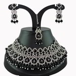 *Чёрное, золотое и серое индийское украшение на шею со стразами, перламутровыми бусинками