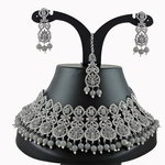 *Чёрное, золотое и серое индийское украшение на шею со стразами, перламутровыми бусинками