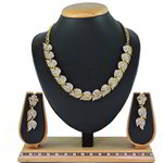 *Молочное и золотое индийское украшение на шею со стразами