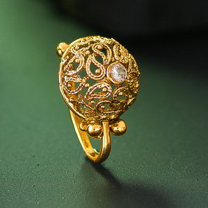 Молочное и золотое индийское кольцо в нос со стразами