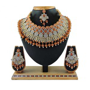 Бежевое, коричневое и золотое индийское украшение на шею со стразами, перламутровыми бусинками