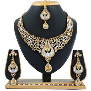 Золотое индийское украшение на шею со стразами