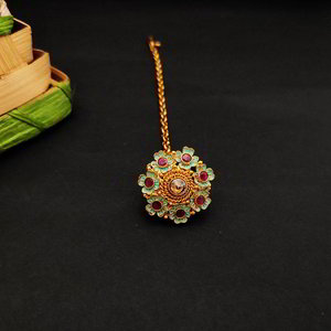 Цвета меди, зелёное и золотое медное и латунное индийское украшение на голову (манг-тика) со стразами