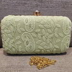*Зелёная женская сумочка-клатч, украшенная вышивкой