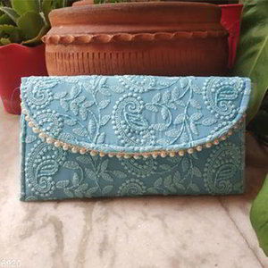 Синяя женская сумочка-клатч, украшенная скрученной шёлковой нитью, вышивкой