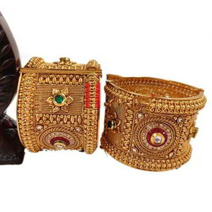 Разноцветный и золотой индийский браслет со стразами