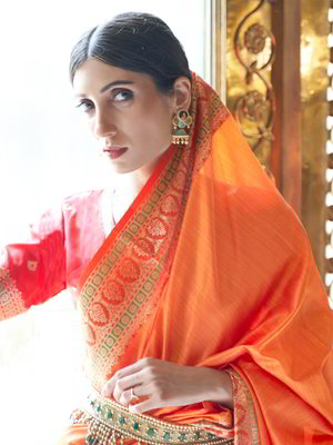 Оранжевое индийское сари из шёлка, украшенное вышивкой люрексом