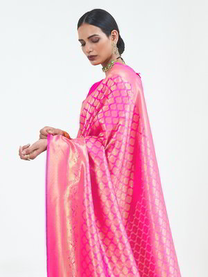 Розовое индийское сари из шёлка, украшенное вышивкой люрексом