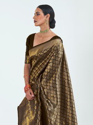 Чёрное шёлковое индийское сари, украшенное вышивкой люрексом