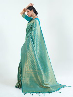 Бирюзовое и синее индийское сари из шёлка, украшенное вышивкой люрексом