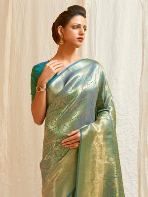 Зелёное шёлковое индийское сари, украшенное вышивкой люрексом