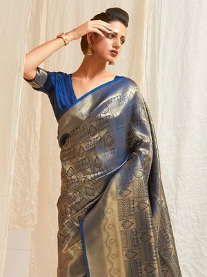 Синее шёлковое индийское сари, украшенное вышивкой люрексом