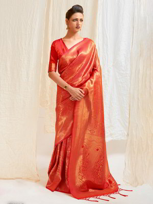 Красное шёлковое индийское сари, украшенное вышивкой люрексом