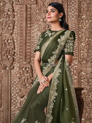 Зелёное индийское сари из шёлкового атласа и фатина, украшенное вышивкой люрексом со стразами