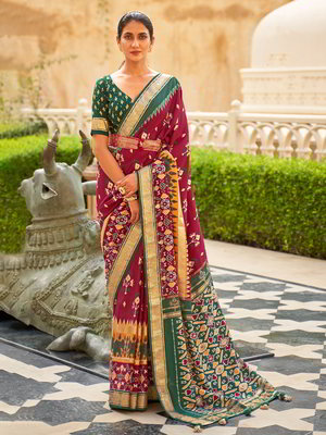 Бордовое шёлковое индийское сари, украшенное вышивкой люрексом со стразами