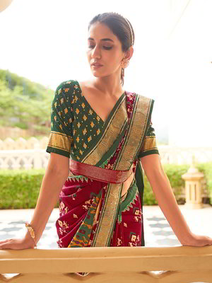 Бордовое шёлковое индийское сари, украшенное вышивкой люрексом со стразами