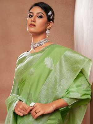 Зелёное льняное индийское сари, украшенное вышивкой люрексом