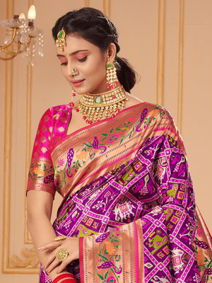 Фиолетовое шёлковое индийское сари, украшенное вышивкой люрексом