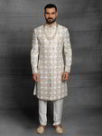 *Молочный шёлковый индийский свадебный мужской костюм, украшенный вышивкой люрексом