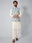 *Белый и кремовый национальный мужской костюм с жилетом, украшенный печатным рисунком