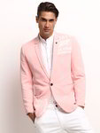 *Розовый мужской пиджак, украшенный печатным рисунком