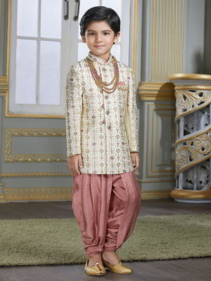 Бежевый хлопко-шёлковый национальный костюм для мальчика, украшенный вышивкой люрексом