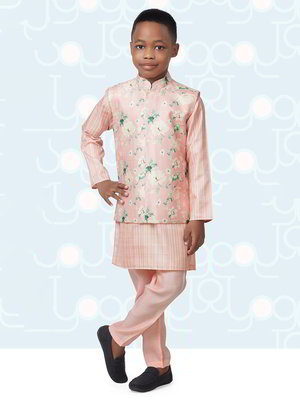 Розовый шёлковый национальный костюм для мальчика, украшенный печатным рисунком