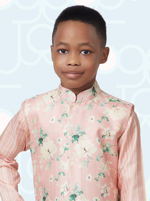 Розовый шёлковый национальный костюм для мальчика, украшенный печатным рисунком