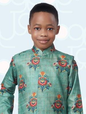 Зелёный национальный костюм для мальчика из шёлка, украшенный печатным рисунком