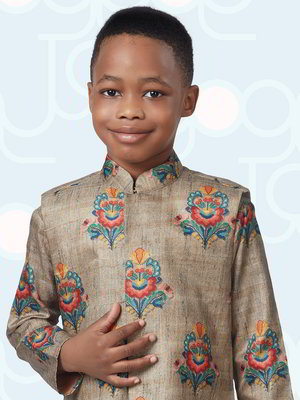 Серый шёлковый национальный костюм для мальчика, украшенный печатным рисунком