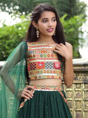 Тёмно-зелёный индийский национальный костюм для девочки из креп-жоржета и шёлка без рукавов с пайетками