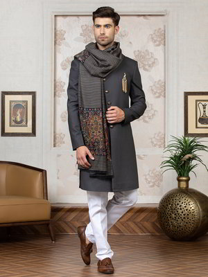 Серый индийский мужской костюм с бисером