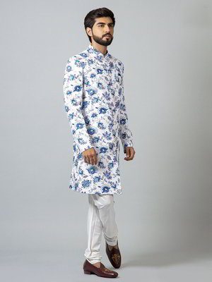Фиолетовый и белый индийский мужской костюм, украшенный печатным рисунком